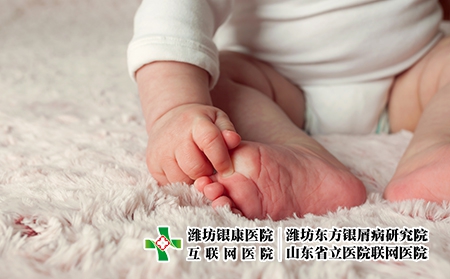 摄图网_303330865_手脚紧贴着一个新生的婴儿（企业商用）遗传