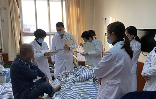 杨秀莉与潍坊东方医院专家查房